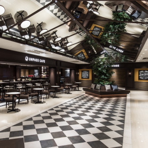 下関駅直結の2階エントランスより一歩足を踏み入れると広がる、開放感たっぷりの緑溢れる空間。レストランやカフェ、スイーツ工房やフラワーショップが併設。|ノートルダム下関　Notre Dame SHIMONOSEKIの写真(1237665)