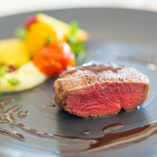 メインのお肉はおひとりずつ焼き加減を聞く徹底ぶり