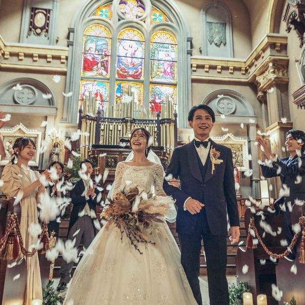 大切なゲストからの笑顔と祝福のフラワーシャワーを浴びて|ノートルダム下関/FIVESTAR WEDDINGの写真(50587208)