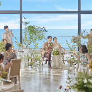 抜けるような青空と海がおふたりとゲストの笑顔を誘い、自然とリラックスしたムードを演出|THE SURF OCEAN TERRACE（ザ・サーフ オーシャンテラス）の写真(53901194)