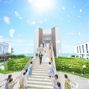 花嫁さま憧れの大階段セレモニー*ゲストの祝福に包まれる幸せな空間|THE SURF OCEAN TERRACE（ザ・サーフ オーシャンテラス）の写真(53899839)