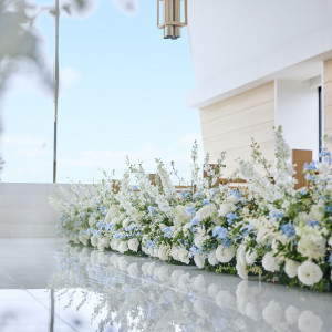 ナチュラルなお花×反射も綺麗な純白のバージンロード♪|THE SURF OCEAN TERRACE（ザ・サーフ オーシャンテラス）の写真(53900740)