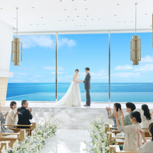ゲストからの祝福とあふれる光を全身に受ける挙式会場|THE SURF OCEAN TERRACE（ザ・サーフ オーシャンテラス）の写真(53900022)