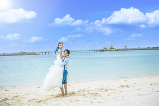 お2人だけのビーチフォトタイム|アートグレイスオーシャンフロントガーデンチャペル沖縄の写真(3924745)