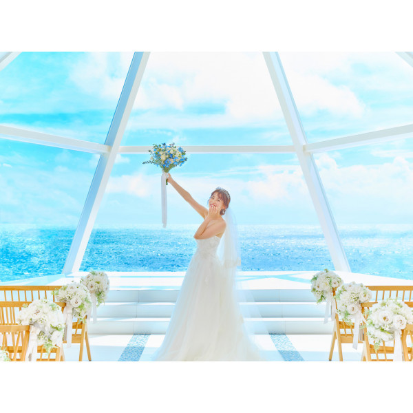 ブライダル　結婚式　ウエディング展示台 アートグレイスオーシャンフロントガーデンチャペル沖縄の結婚式｜特徴
