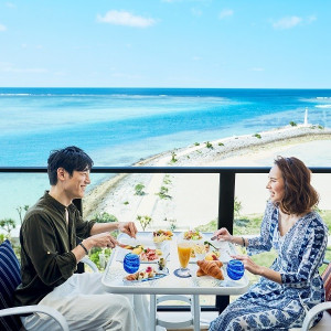 バルコニーで朝食を|アートグレイスオーシャンフロントガーデンチャペル沖縄の写真(7721729)