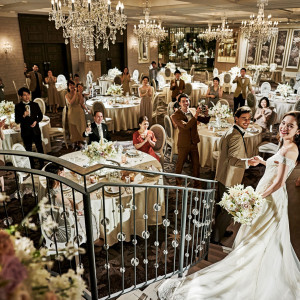 ホワイトアイボリーを基調とした上質感漂う空間。ガラス張りのオープンキッチンに天井には12ものシャンデリアが煌めき花嫁の美しさを引き立てる。|ザ ストリングス 表参道の写真(55088754)