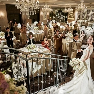 ホワイトアイボリーを基調とした上質感漂う空間。ガラス張りのオープンキッチンに天井には12ものシャンデリアが煌めき花嫁の美しさを引き立てる。|ザ ストリングス 表参道の写真(55088754)