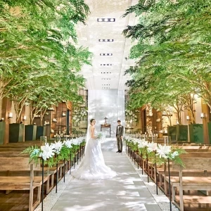 伝統と革新が調和した表参道のケヤキ並木がモチーフ、木目基調の落ち着きある空間。大切なゲストをお迎えし、心温まる挙式が可能です。天井高6メートルと都内最大級のチャペル|ザ ストリングス 表参道の写真(55087905)