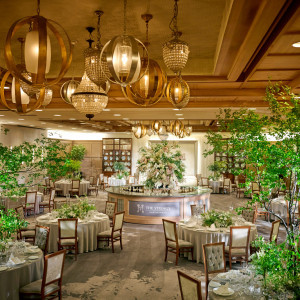 最大250名のゲストをお招きする事ができる広々としたダイニング。リビングやインナーガーデンなど充実した設備で、ゲストとゆったりと楽しむことができる。|ザ ストリングス 表参道の写真(55088338)