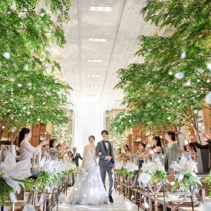 ゲストからの祝福を間近で感じて。会場全体が感動と感謝の想いに包まれる挙式は、退場時のフラワーシャワーでクライマックスに。|ザ ストリングス 表参道の写真(55088283)
