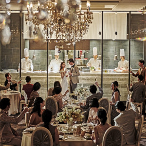 ダイナミックなオープンキッチン付の会場は、お料理重視の新郎新婦に大人気|ザ ストリングス 表参道の写真(7808074)