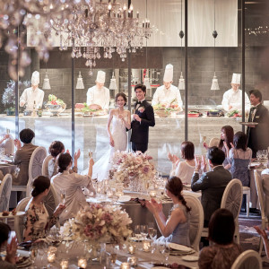 隣接したキッチンで、シェフによる圧巻のパフォーマンスが楽しめる。乾杯の掛け声とともにステージごと登場させるなど、ゲストへ華やかなサプライズを。|ザ ストリングス 表参道の写真(55088812)