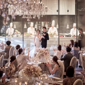 隣接したキッチンで、シェフによる圧巻のパフォーマンスが楽しめる。乾杯の掛け声とともにステージごと登場させるなど、ゲストへ華やかなサプライズを。|ザ ストリングス 表参道の写真(55088812)