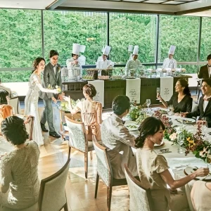 美食や料理パフォーマンス、歓談を楽しむパーティに、窓一面に広がる鮮やかな緑がいつでも寄り添う。ケヤキ並木を望む贅沢な時間を。|ザ ストリングス 表参道の写真(55088408)