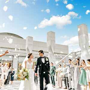 屋外にある【ガーデンテラス】では、青空の下でのアフターセレモニーや前撮りでも人気。全員集合写真も叶う|ザ ストリングス 表参道の写真(55975969)