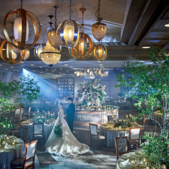 会場内に専用のバーカウンターやオープンキッチンを兼ね備えたホテルライクなボールルーム