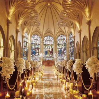 荘厳なステンドグラスが特徴のセントグレース大聖堂。パイプオルガンの音色が響く堂内は憧れに。