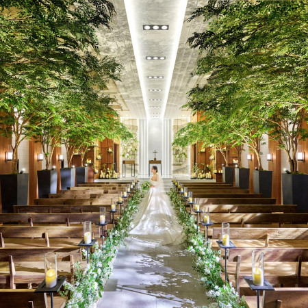 表参道の欅並木をモチーフとしたデザイナーズチャペル。参道の石畳やかがり火など和の心も感じられる温かな空間