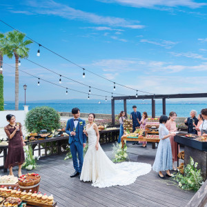 会場から繋がるウッドデッキで海を眺めながら開放的なパーティを|NEST by THE SEA（ネストバイザシー）の写真(56538536)
