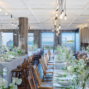 パーティ会場から見える海をバックにコーディネイトされた空間|NEST by THE SEA（ネストバイザシー）の写真(56531121)