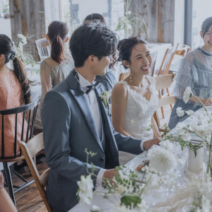 流しテーブルのスタイルが基本。ゲスト同士の距離も近く、肩肘張らないいつもの距離感で過ごす事が出来る|NEST by THE SEA（ネストバイザシー）の写真(56531422)