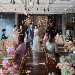 ゲストと距離が近い会場。ひとつひとつに意匠が入ったオリジナルチェア、会場の雰囲気をつくる大切なポイント|NEST by THE SEA（ネストバイザシー）の写真(56531008)