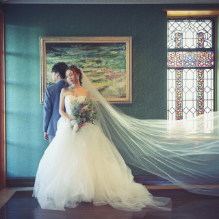 先輩花嫁オススメのチャペル前での撮影はドレスと相まって素敵な雰囲気を作り上げます