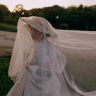 感性豊かなデザイナーと職人の手で紡ぎで出される美しいQazariのドレス