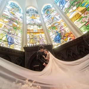 荘厳なチャペルや会場内で特別な前撮りに。