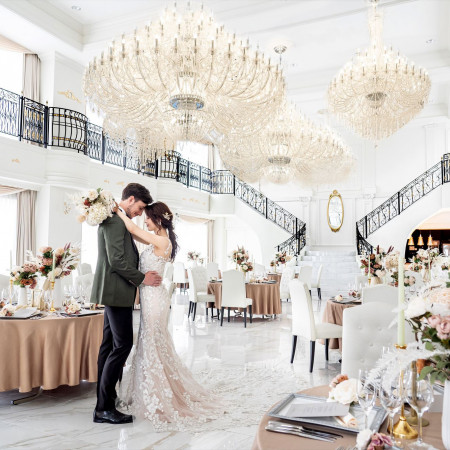 天空から差し込む光に包まれた白亜の空間