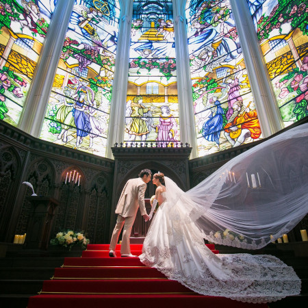 360度どこから見ても美しいステンドグラスチャペル◇祭壇の大階段に広がるロングトレーンのウェディングドレスは圧巻