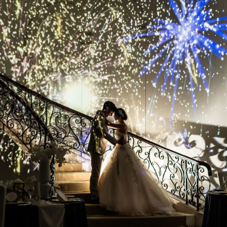 ロイヤルプリンセスをイメージした螺旋階段からの入場は、ドレスが綺麗に映え、花嫁の笑顔が一層輝く。