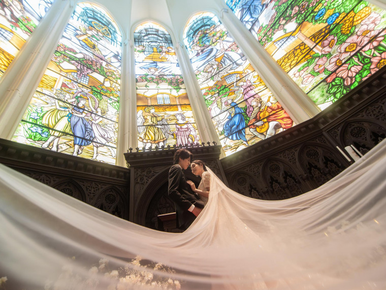 荘厳なチャペルや会場内で特別な前撮りに。