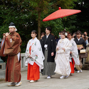 参進の儀（花嫁行列とも）雅楽の生演奏を先頭にご両家で歩を進めていただきます。|WABI やまどりの写真(42460944)