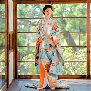 色打掛｜菊花青海文｜個性的な色合いは大人の女性から圧倒的支持を受けています。雑誌メディアでも特集が組まれる高価な着物ですが、￥165,000でご提供中です。|WABI やまどりの写真(2972805)