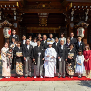 挙式終了後は社殿の前で親族写真。神社結婚式の醍醐味です。|WABI やまどりの写真(5428939)