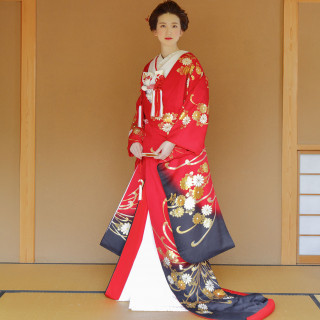 京都の職人が一つ一つ手書きで仕上げる友禅の衣装。市場価格は高価ですが、こういった衣装も着物好きな方は驚く格安でレンタル可能。