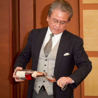 有名ホテルで経験を積んだ日本酒ソムリエのマネージャーを中心にフロアサービス