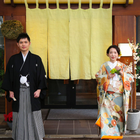 入口暖簾は伊勢神宮を見立てた創り。神聖な気持ちで開始する、ここでの撮影はパーティ入場前に必須です。
