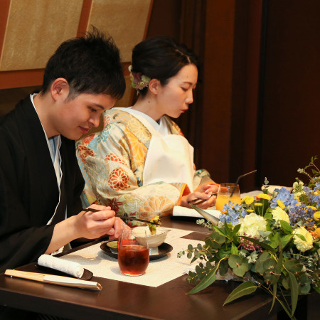 新郎新婦も食事を楽しめるのがやまどり流の結婚式。