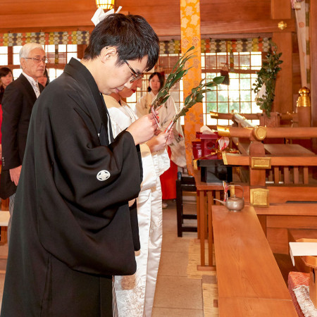 玉串奉奠  [たまぐしほうてん]玉串（榊・さかき）を、新郎新婦から神様にご奉納していただきます。