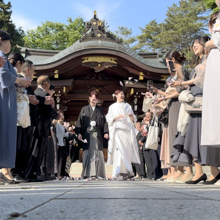 フラワーシャワーで祝福を受ける