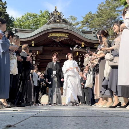 フラワーシャワーで祝福を受ける