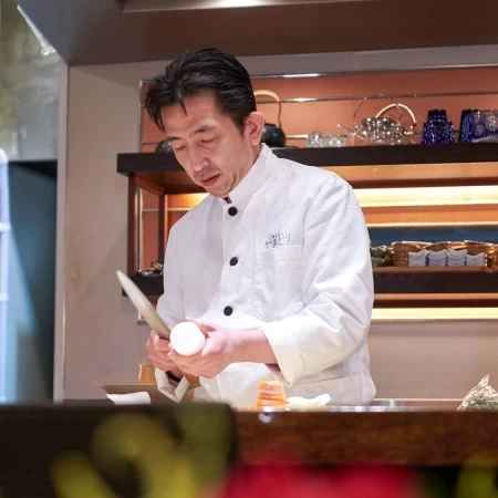 外務省より国賓として各国に派遣されるのが公邸料理人。シェフの経歴の一部です。