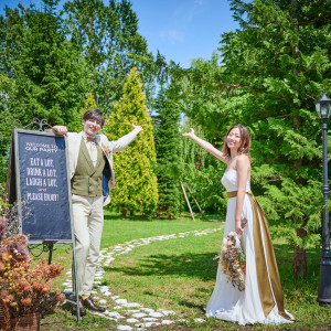 ガーデンへと続く小径。まるで自宅に招くように入り口でゲストを迎えたり、散策したり…思い思いの時間を過ごして|ensoleille（アンソレイユ）の写真(54761454)