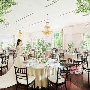 新たなコーディネートが生まれ、ガーデンと続くようにナチュラルな空間へとリニューアル。日差しを受けて煌めくグリーンに心まで晴れやかに|ensoleille（アンソレイユ）の写真(54762861)