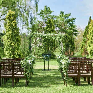 まるで絵画の中にいるかのように、緑に包まれたセレモニー会場。光と風がそっと祝福する中、ふたりらしい誓いが叶う|ensoleille（アンソレイユ）の写真(54761773)