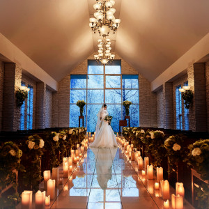 光と雪が織りなす幻想的な冬の結婚式。その美しい情景は、ゲストにも忘れがたい感動をもたらす|ensoleille（アンソレイユ）の写真(54763088)