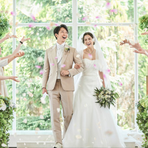 祭壇奥の大きな窓から差し込む陽光と自然のグリーンを背景にした挙式は、まるで森の中での挙式のよう|ensoleille（アンソレイユ）の写真(54762163)